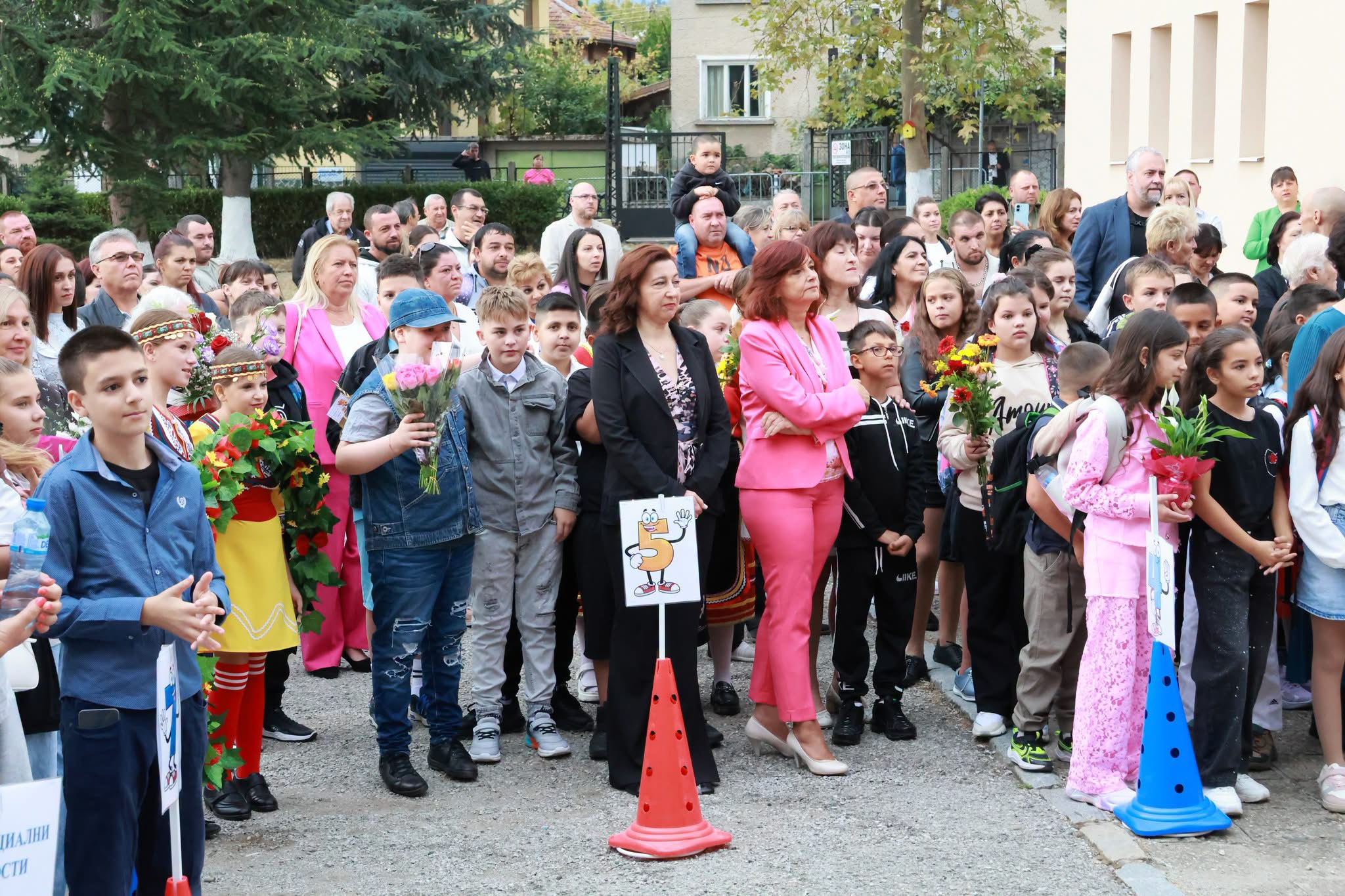 НОВАТА УЧЕБНА ГОДИНА ЗАПОЧНА С УСМИВКИ И ВЯРА ВЪВ 2.ОУ „ХР.СМИРНЕНСКИ“ – УЧИЛИЩЕТО СЪС СЪРЦЕ